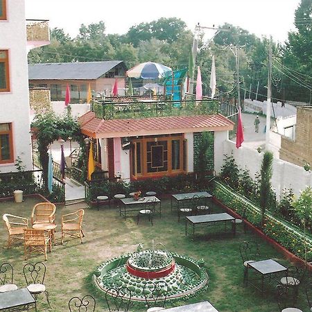 Hotel Zahgeer Continental - Srinagar Kültér fotó