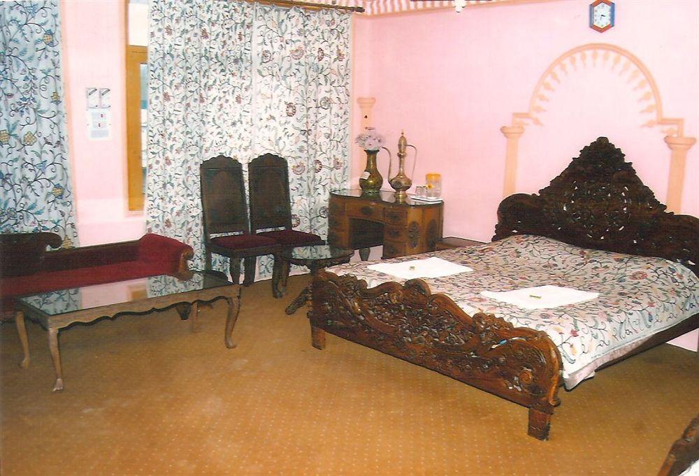 Hotel Zahgeer Continental - Srinagar Kültér fotó