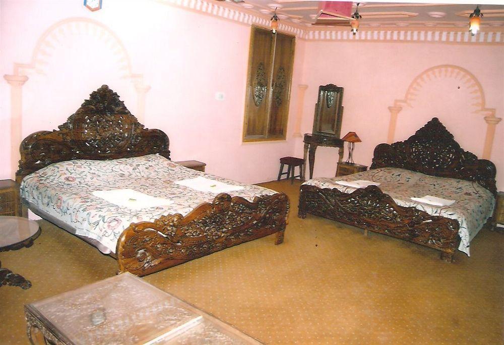 Hotel Zahgeer Continental - Srinagar Kültér fotó