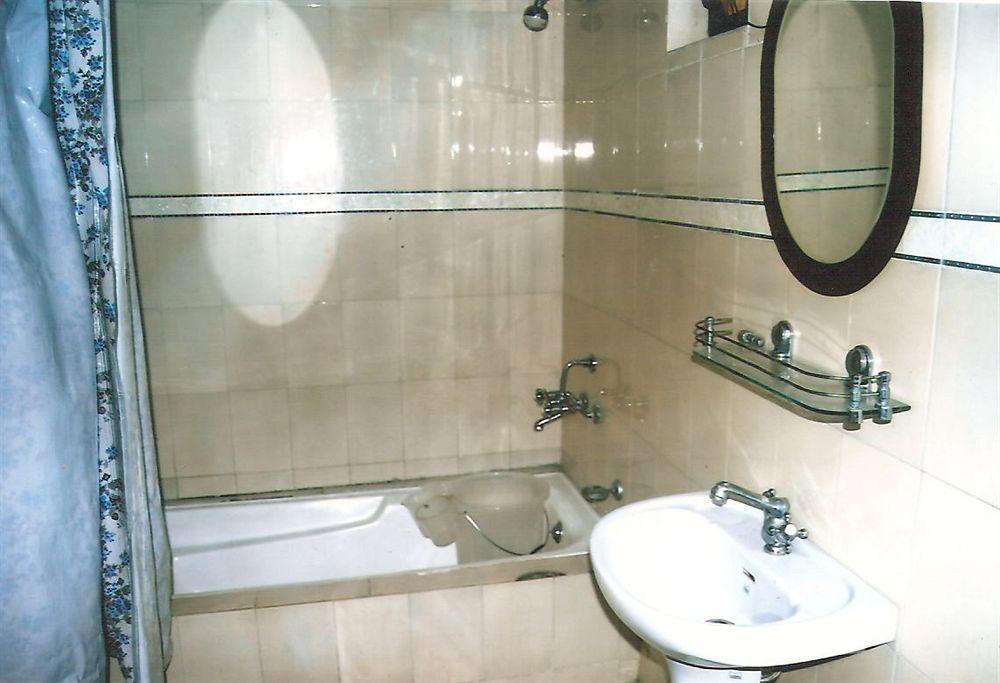 Hotel Zahgeer Continental - Srinagar Kültér fotó