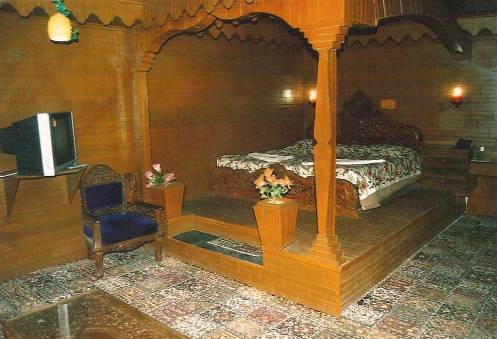 Hotel Zahgeer Continental - Srinagar Kültér fotó