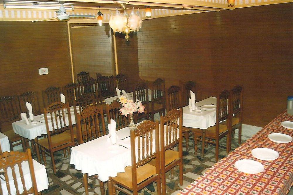 Hotel Zahgeer Continental - Srinagar Kültér fotó