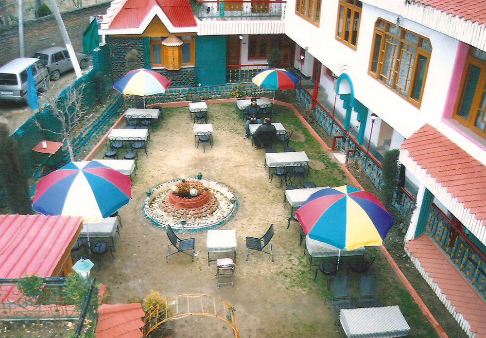 Hotel Zahgeer Continental - Srinagar Kültér fotó