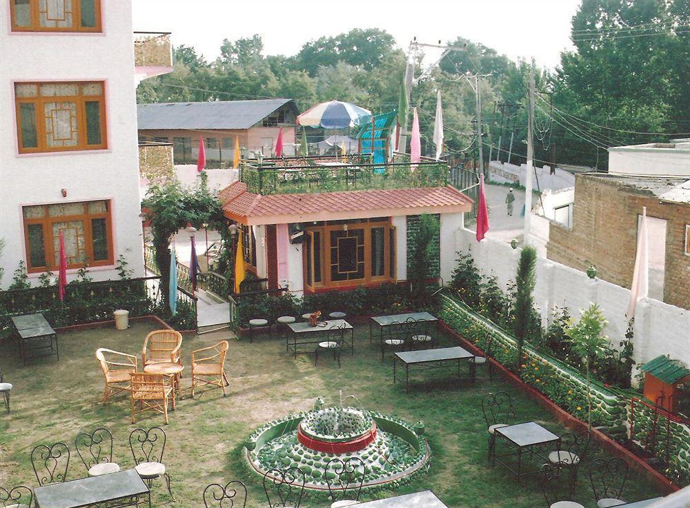 Hotel Zahgeer Continental - Srinagar Kültér fotó